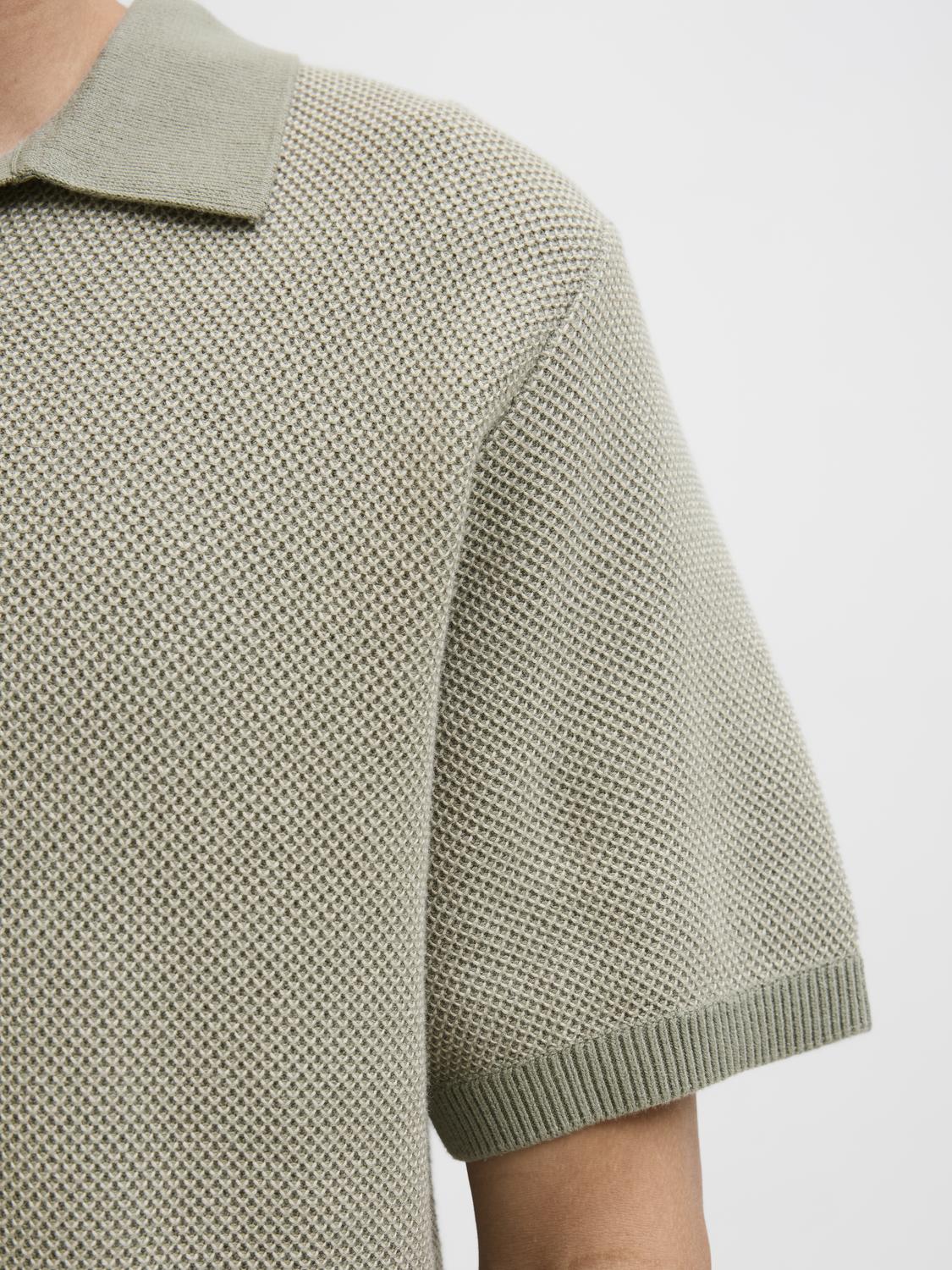 تيشيرت صيفي رجالي بأكمام قصيرة وكتف منسدل