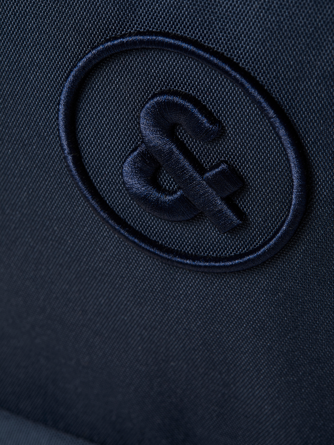 شعار جاك آند جونز مطبوع على الحقيبة الكحلي