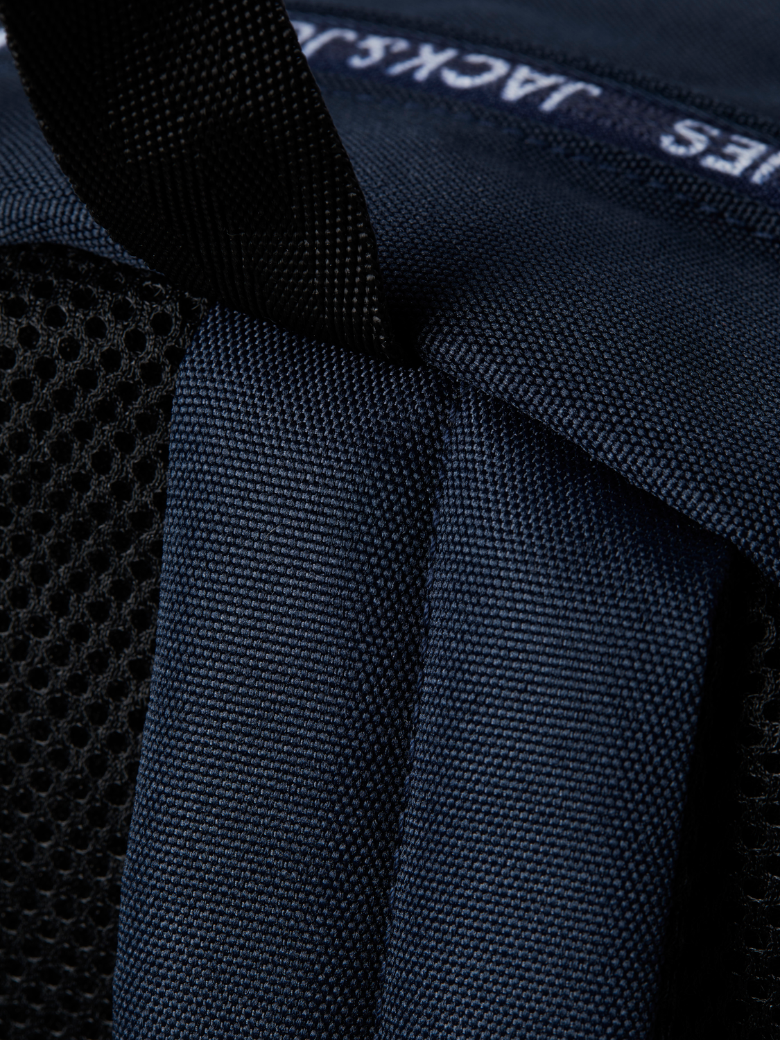 تصميم جانبي أنيق لحقيبة ظهر جاك آند جونز الكحلي