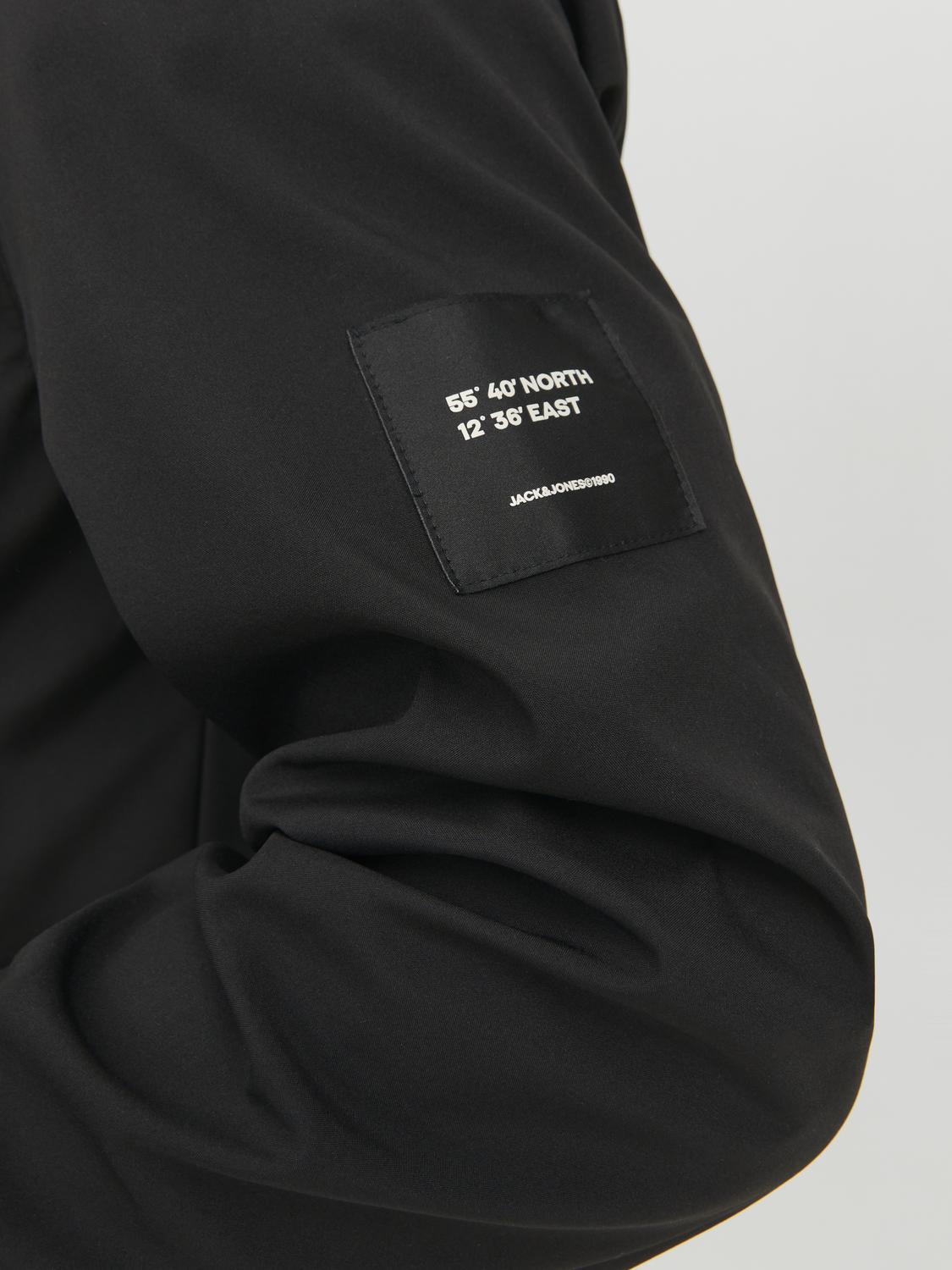 تفصيل كم مضلع وشعار Jack & Jones على الكم