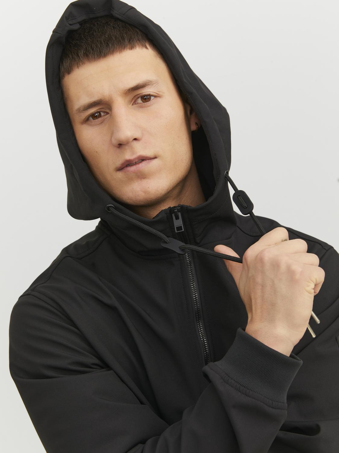 لقطة قريبة لهود جاكيت سوفتشيل جاك آند جونز مع ربطات الضبط
