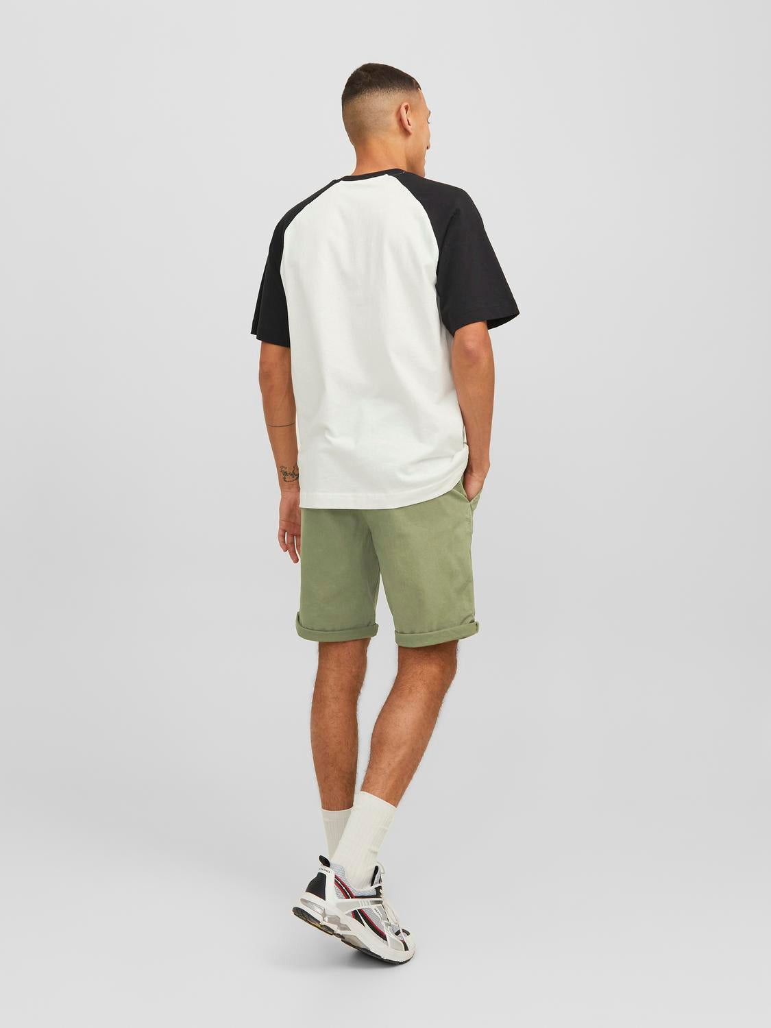 شورت تشينو جاك آند جونز – ديب ليشين غرين مع تي شيرت كاجوال