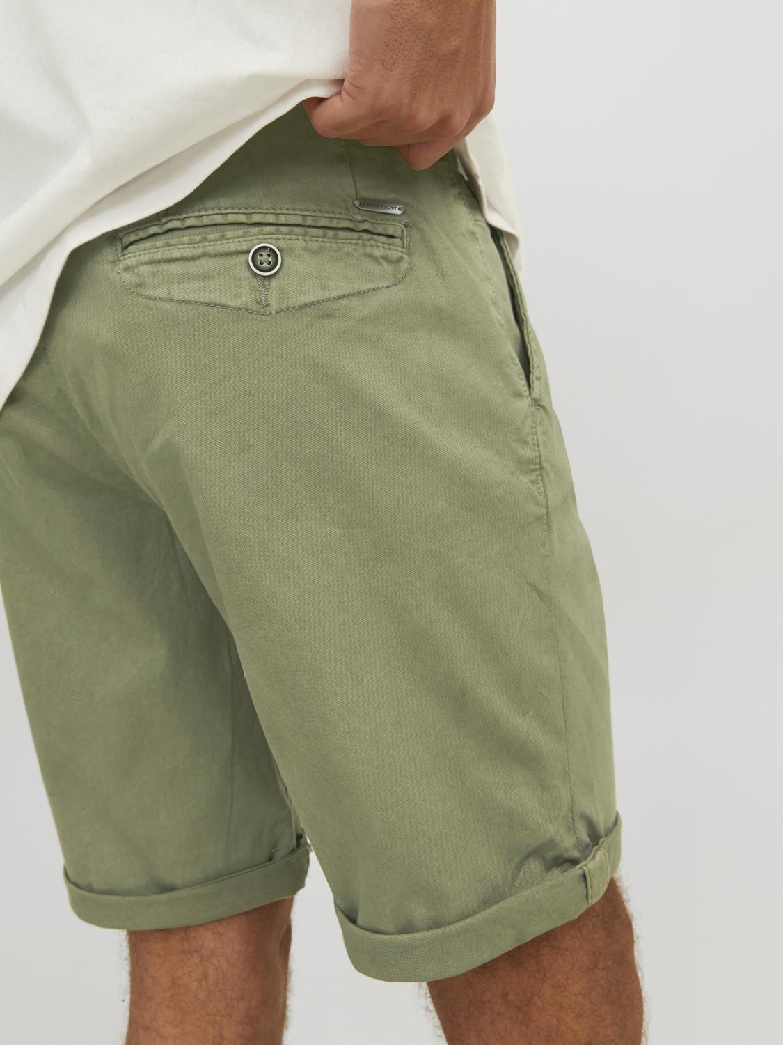 إطلالة جانبية لشورت تشينو جاك آند جونز مع قميص كاجوال