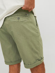 إطلالة جانبية لشورت تشينو جاك آند جونز مع قميص كاجوال