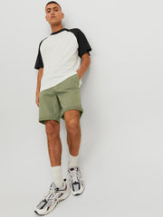 شورت تشينو جاك آند جونز – ديب ليشين غرين مع تي شيرت كاجوال