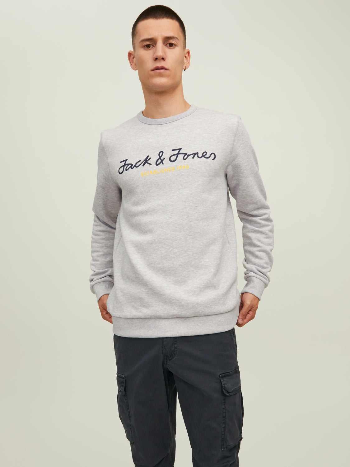 سويت شيرت رجالي رمادي فاتح من جاك آند جونز – تصميم عصري وراحة طوال اليوم