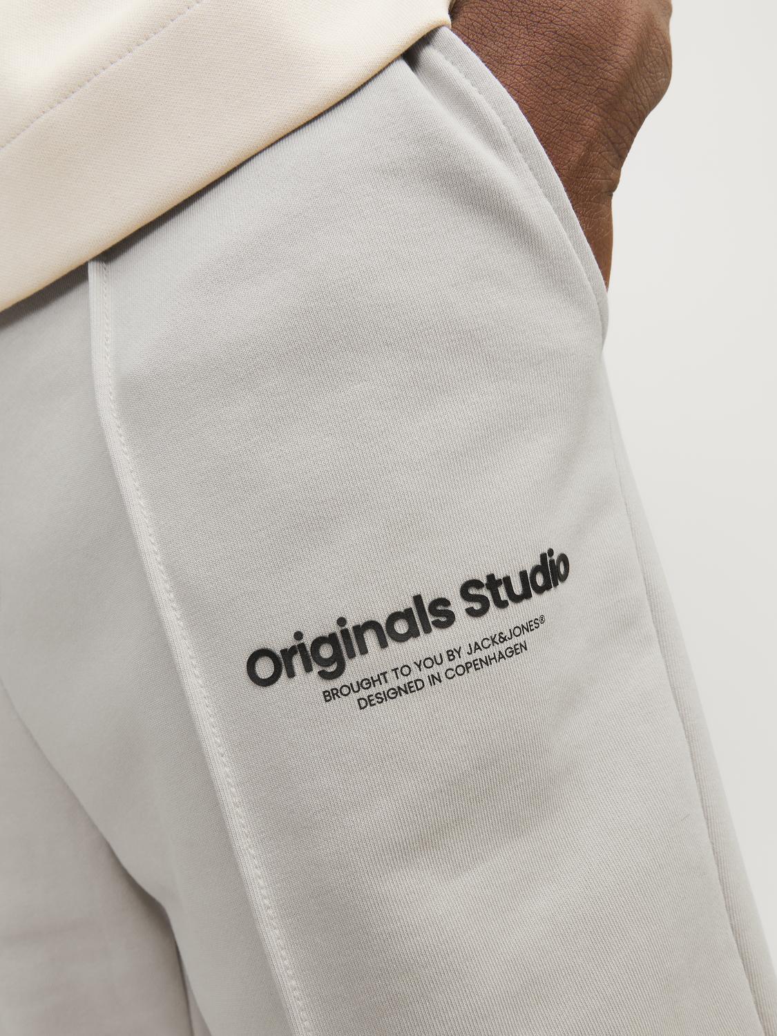 شورت رجالي رياضي صيفي بلون أوف وايت يظهر بالكامل من الأمام