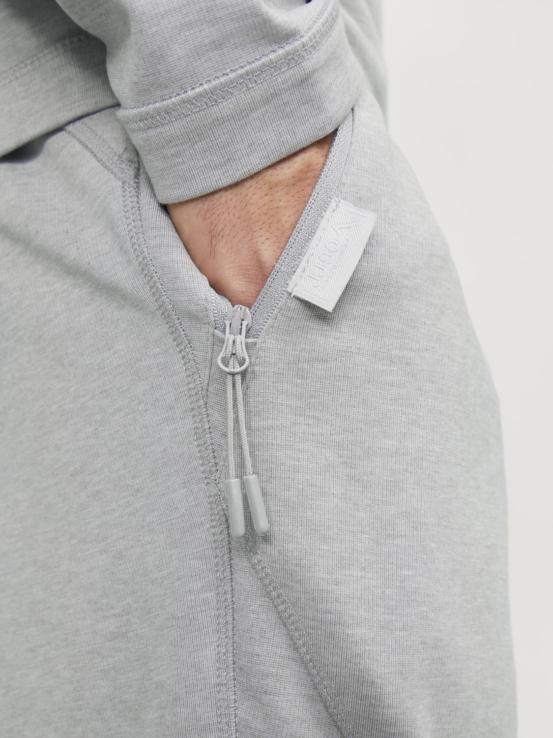 تفاصيل الجيب والخصر المطاطي لبنطال رمادي فاتح ميلانج