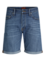 شورت جينز رجالي أزرق مطوي من الأسفل.