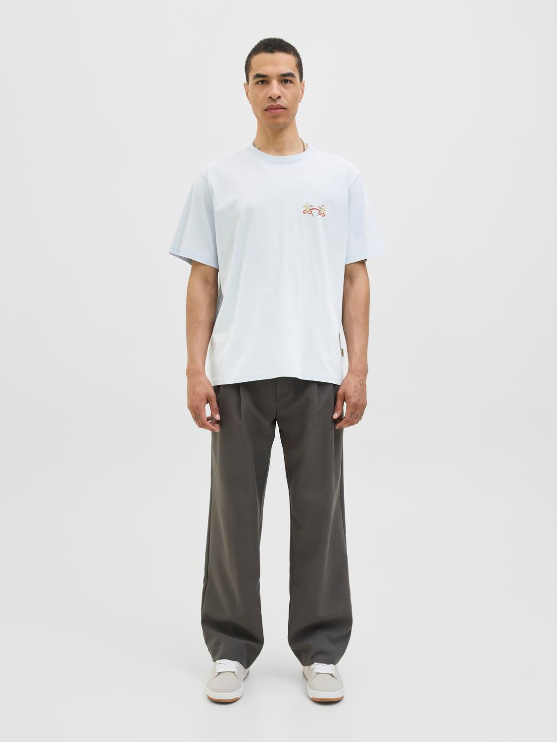 موديل يرتدي تيشيرت سكايواي جرافيك من الأمام