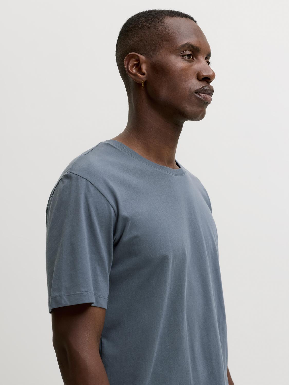 model_shot-creative