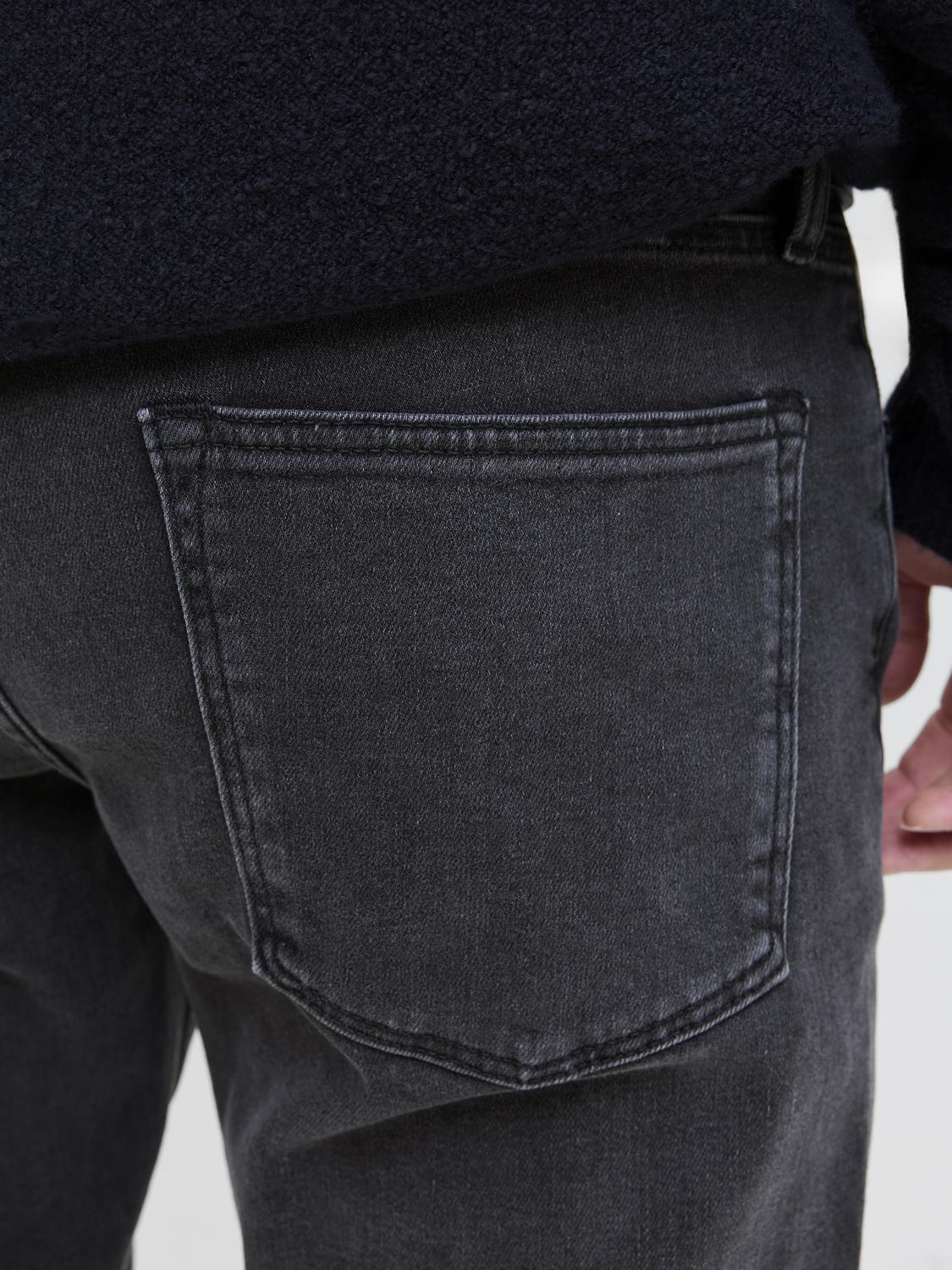 تفاصيل الجيوب الخلفية الكلاسيكية تبرز الجودة القوية لدنيم جاك آند جونز بلون أسود عميق.