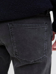 تفاصيل الجيوب الخلفية الكلاسيكية تبرز الجودة القوية لدنيم جاك آند جونز بلون أسود عميق.