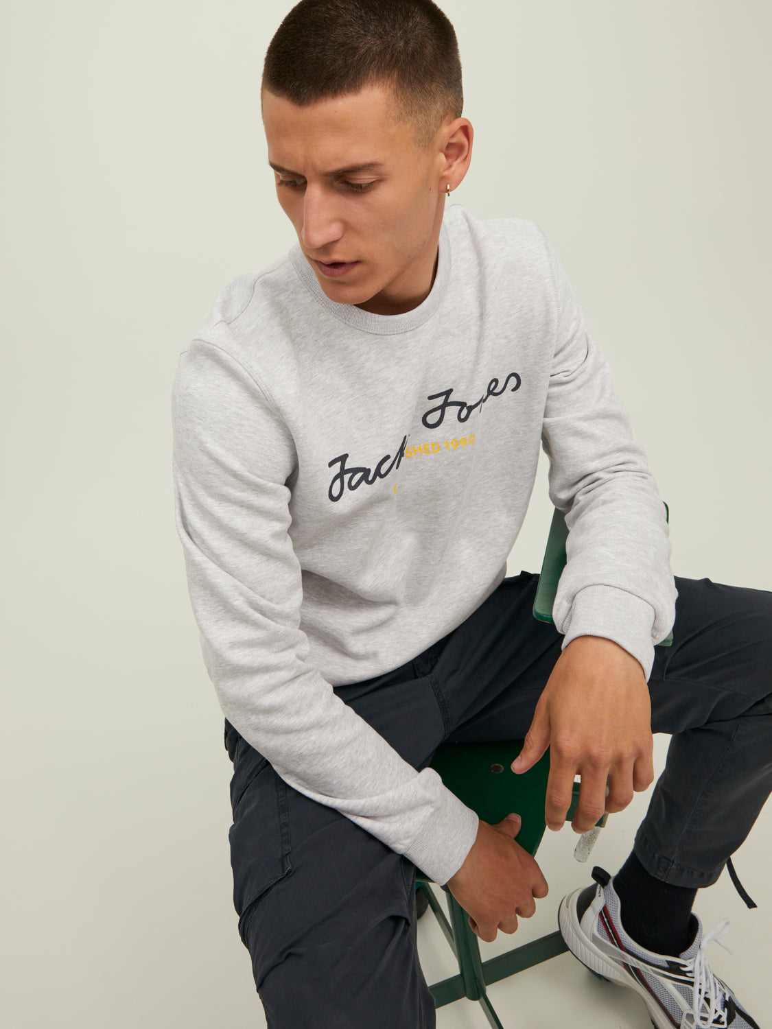 سويت شيرت رمادي فاتح – لقطة مقربة لتفاصيل الخامة والشعار