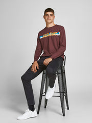 لقطة لرجل جالس مرتديًا البنطلون