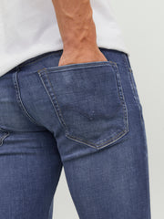 جينز رجالي slim fit أزرق دنيم مع تفاصيل الجيوب الخلفية