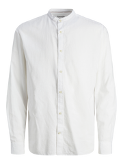 قميص أبيض رجالي بأكمام طويلة، تصميم بسيط وأنيق بأزرار أمامية وياقة تقليدية، مناسب للإطلالات الرسمية والكاجوال.