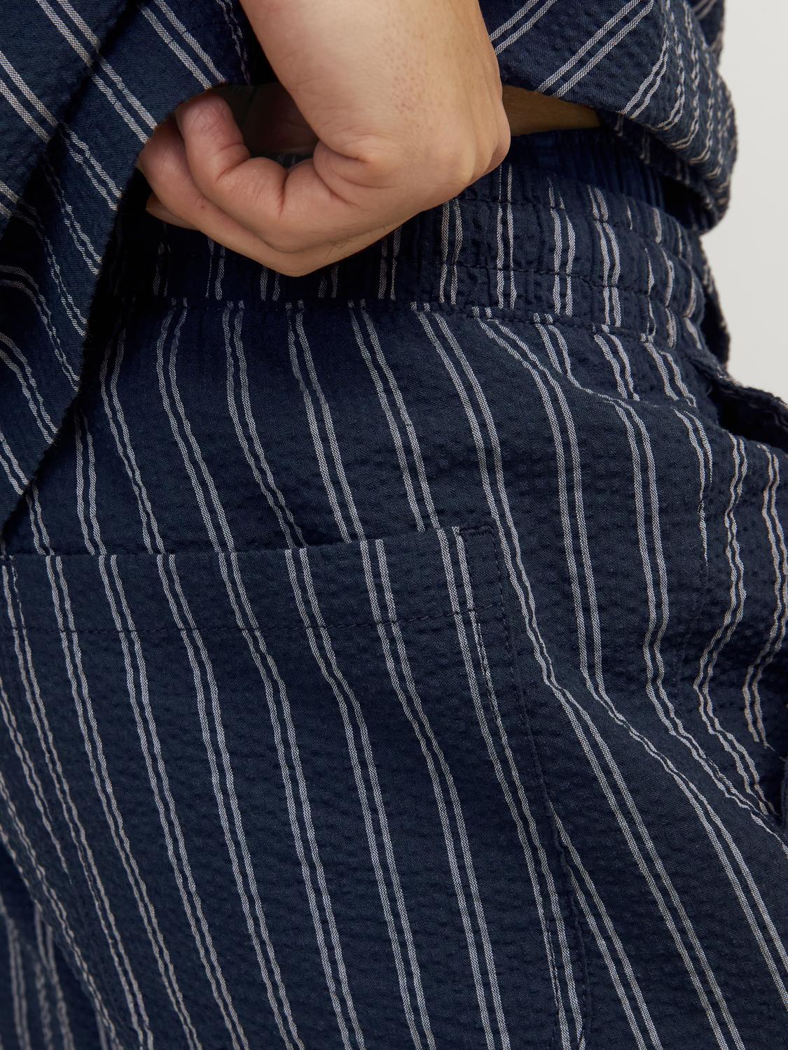 تصميم الجيوب الجانبية في شورت رجالي صيفي سكاي كابتن