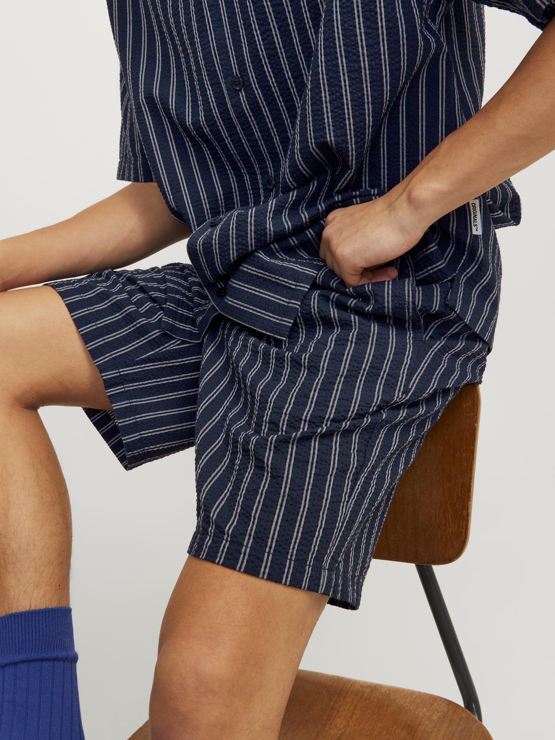 شورت سكاي كابتن رجالي مخطط – لقطة جانبية أثناء الجلوس