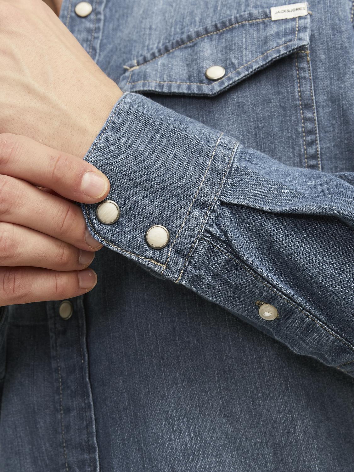 تفاصيل الأزرار على جيب القميص