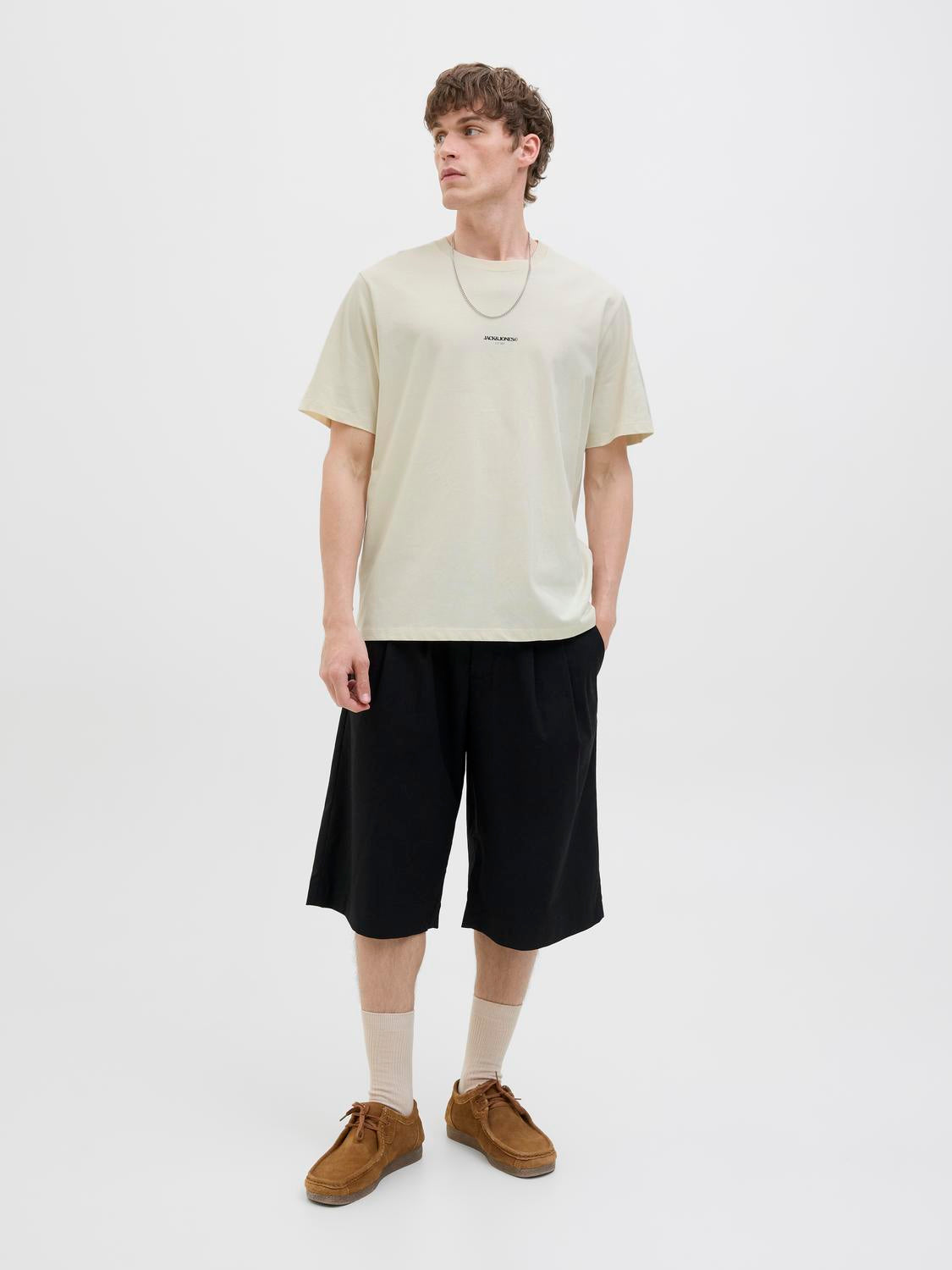 تيشيرت رجالي أوف وايت كاجوال – الموديل واقف من الأمام