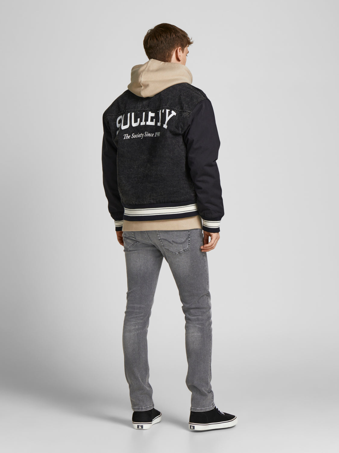 موديل يظهر البنطلون من الخلف بالكامل