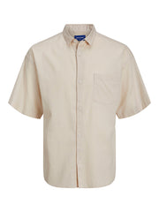 قميص نص كم رجالي بيج فاتح مع ياقة كلاسيكية، معروض على خلفية بيضاء