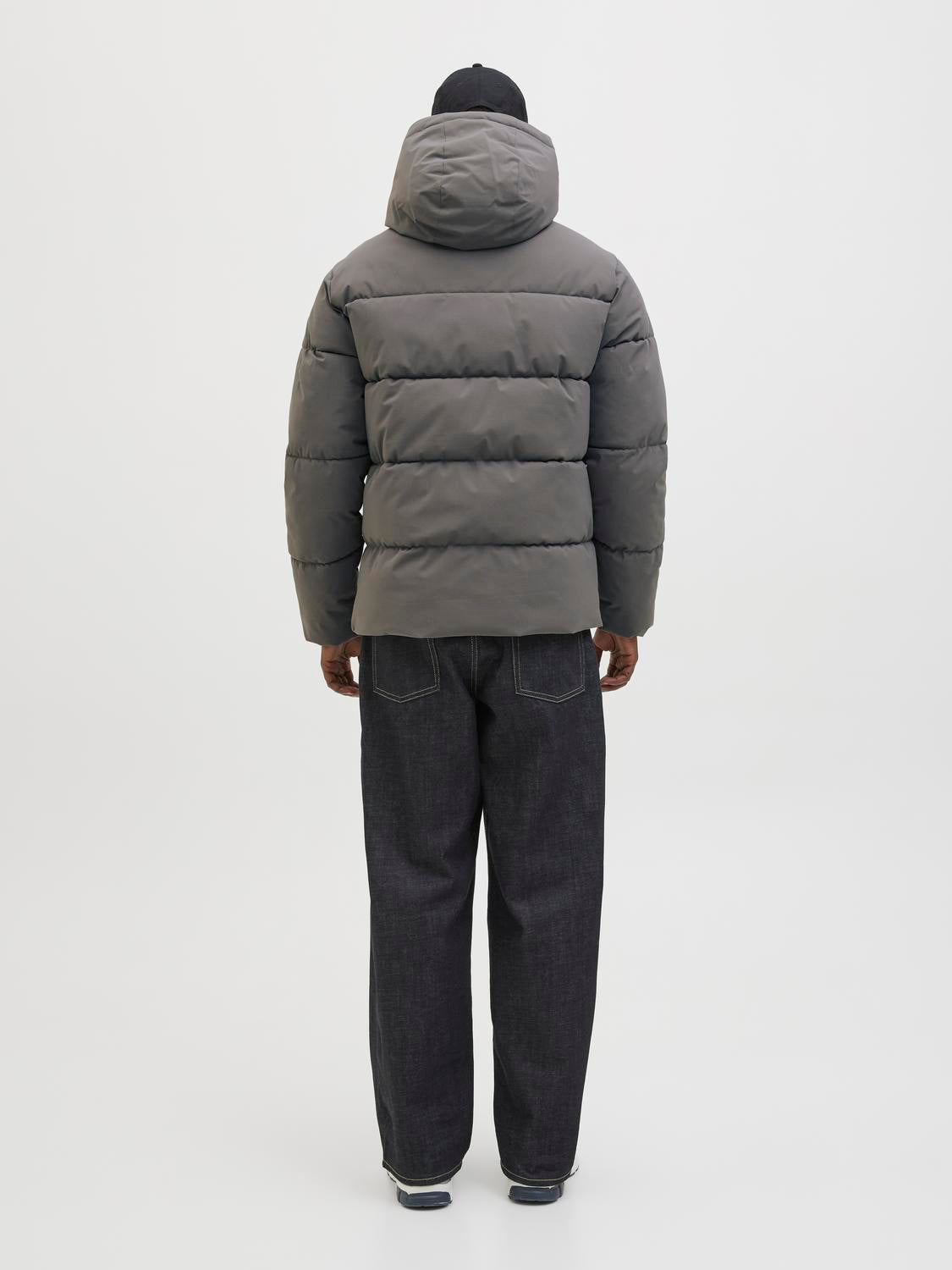 تصميم خلفي متناسق يحافظ على شكل القطعة المبطنة، يؤكد الجودة في كل زاوية من جاكيت جاك آند جونز.