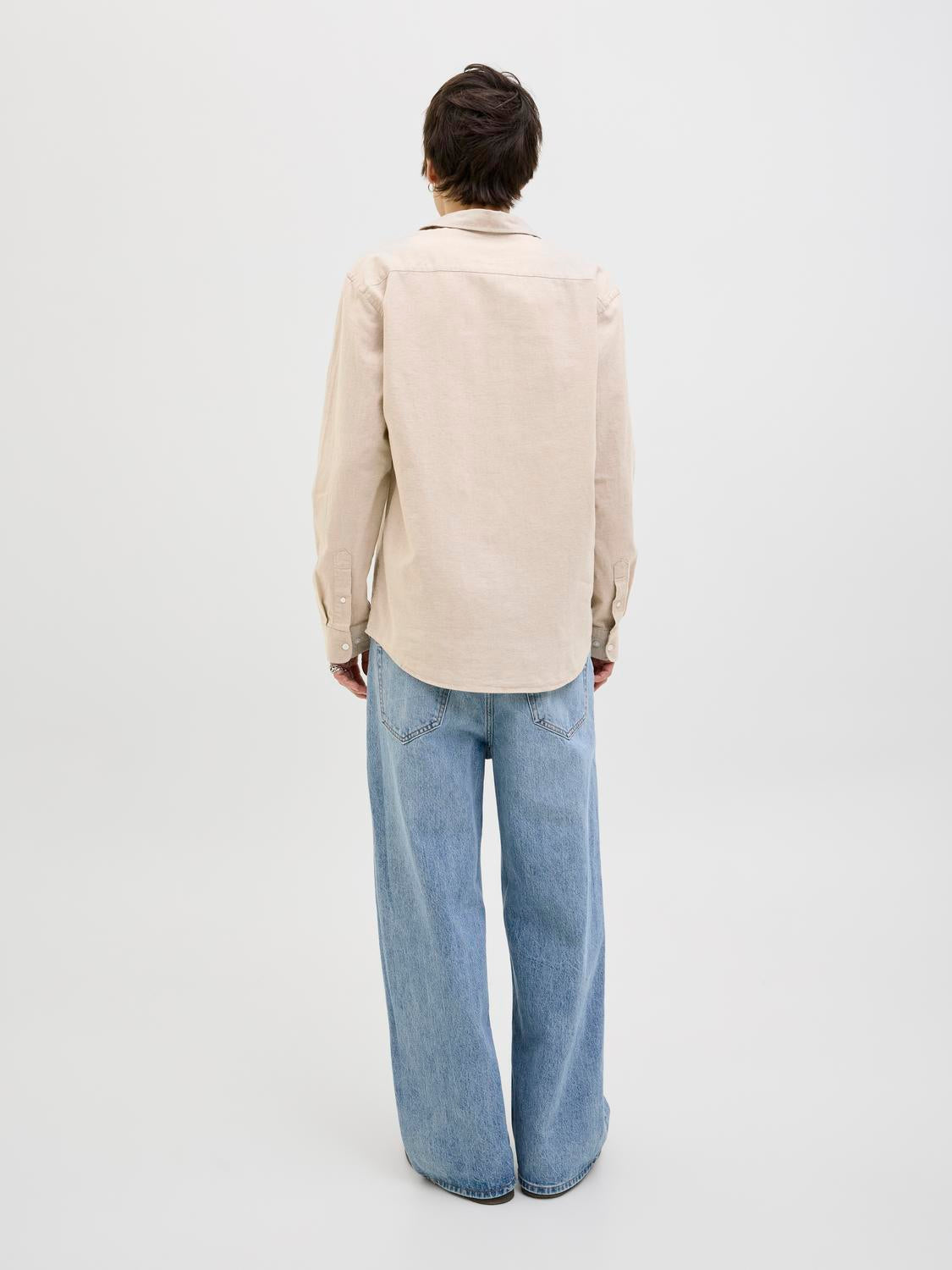 موديل من الخلف يظهر القصة