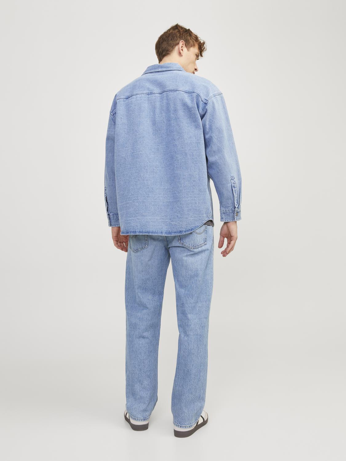 بنطلون جينز جيدي الأزرق معروض على سطح مستوي لإظهار تفاصيل التصميم العصري