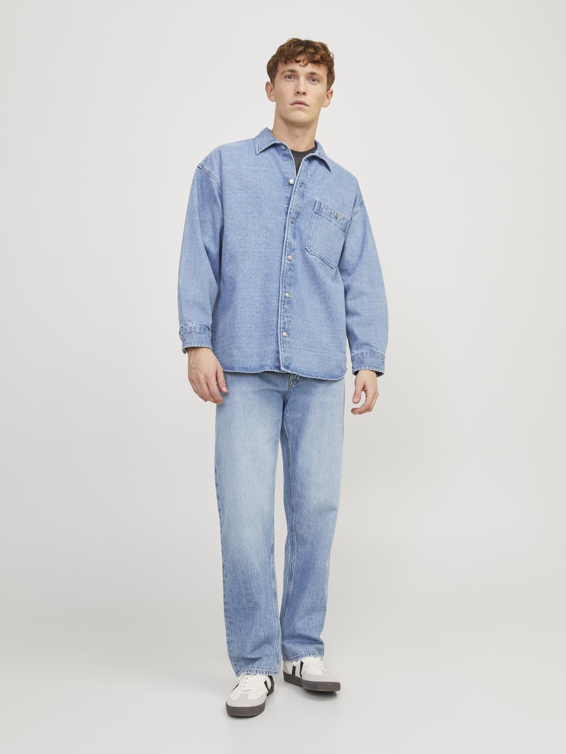 شخص يرتدي بنطلون جينز جيدي الأزرق مع سترة جينز، يعكس الإطلالة العصرية والمريحة