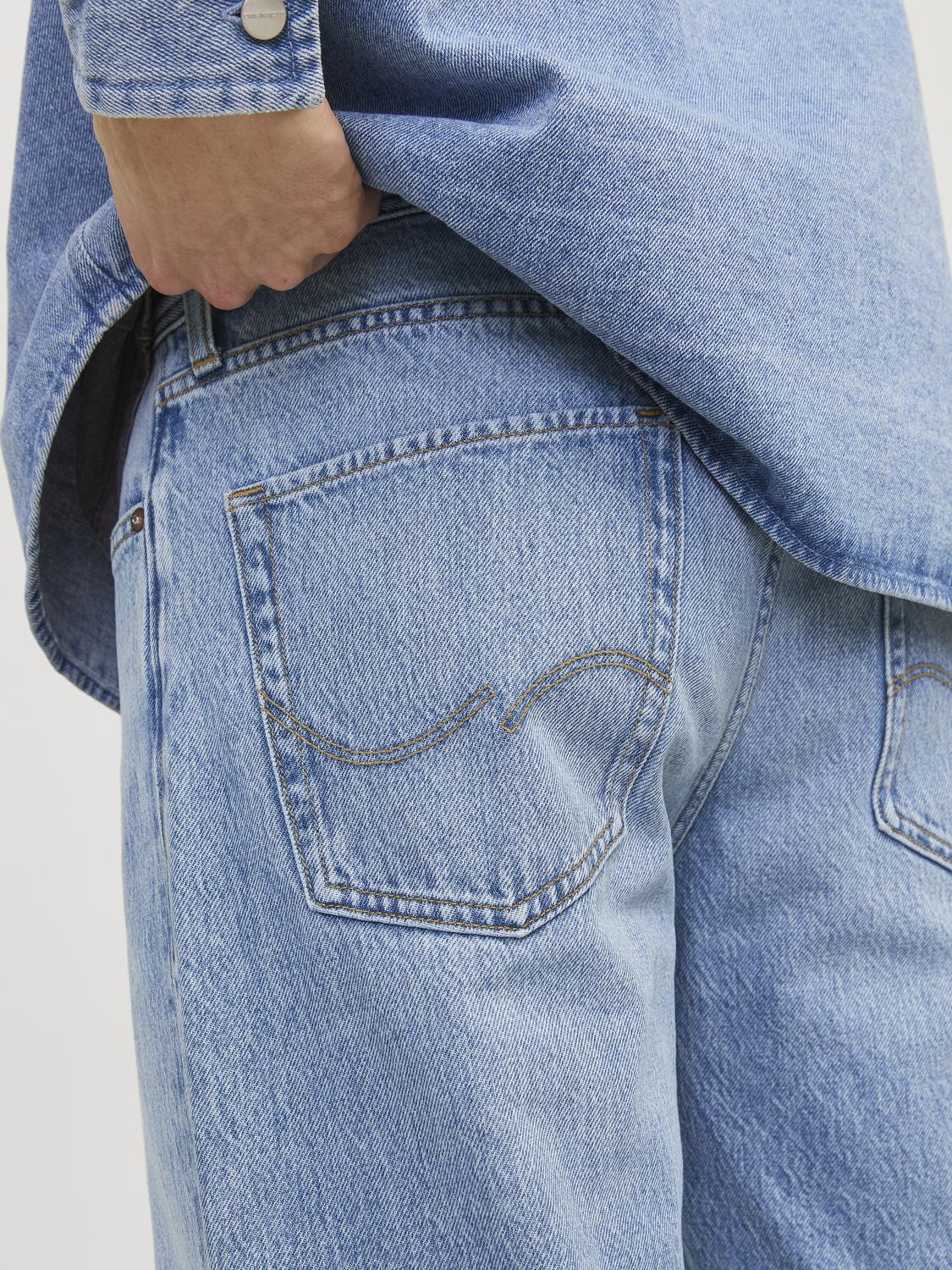 تفاصيل الجيوب الخلفية لبنطلون جينز جيدي الأزرق مع تصميم مريح وعصري