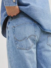 تفاصيل الجيوب الخلفية لبنطلون جينز جيدي الأزرق مع تصميم مريح وعصري