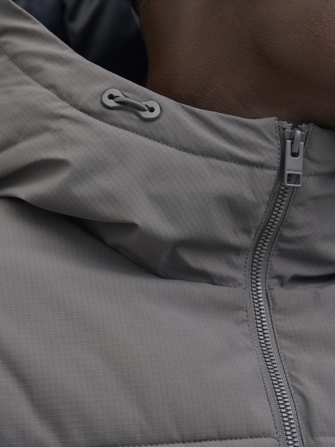 ياقة مرتفعة وغطاء رأس يوفران حماية ممتازة من البرد، تبرزان متانة جاكيت جاك آند جونز.