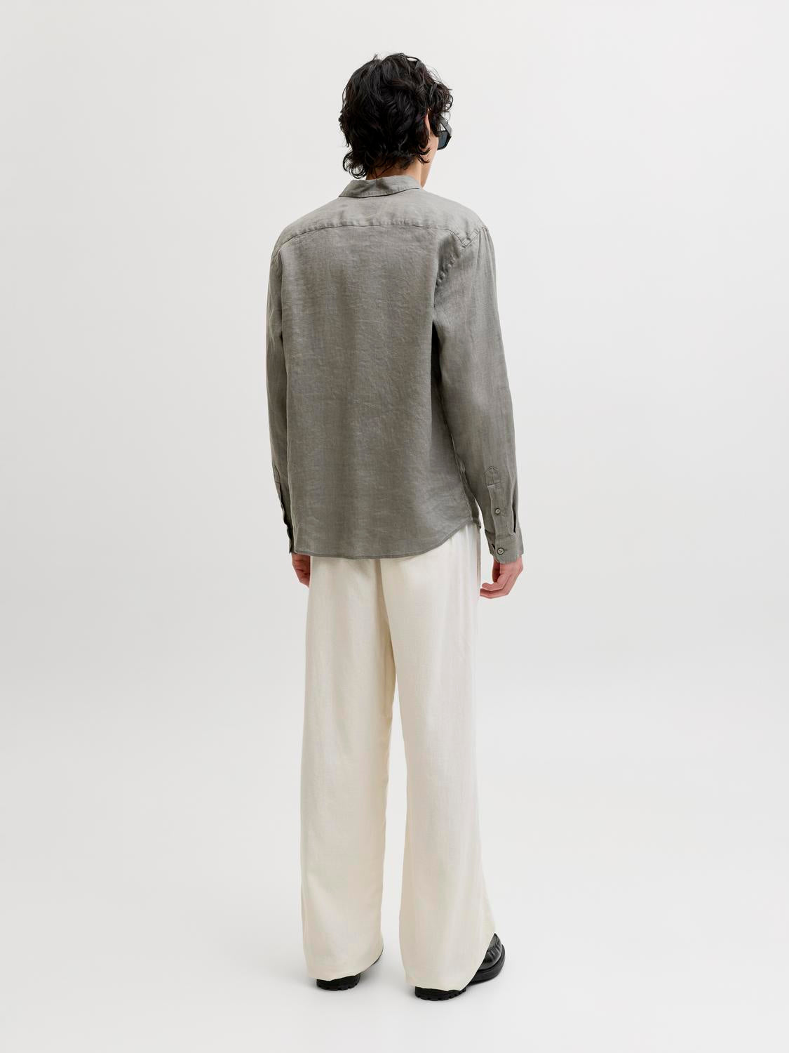 model_shot-back