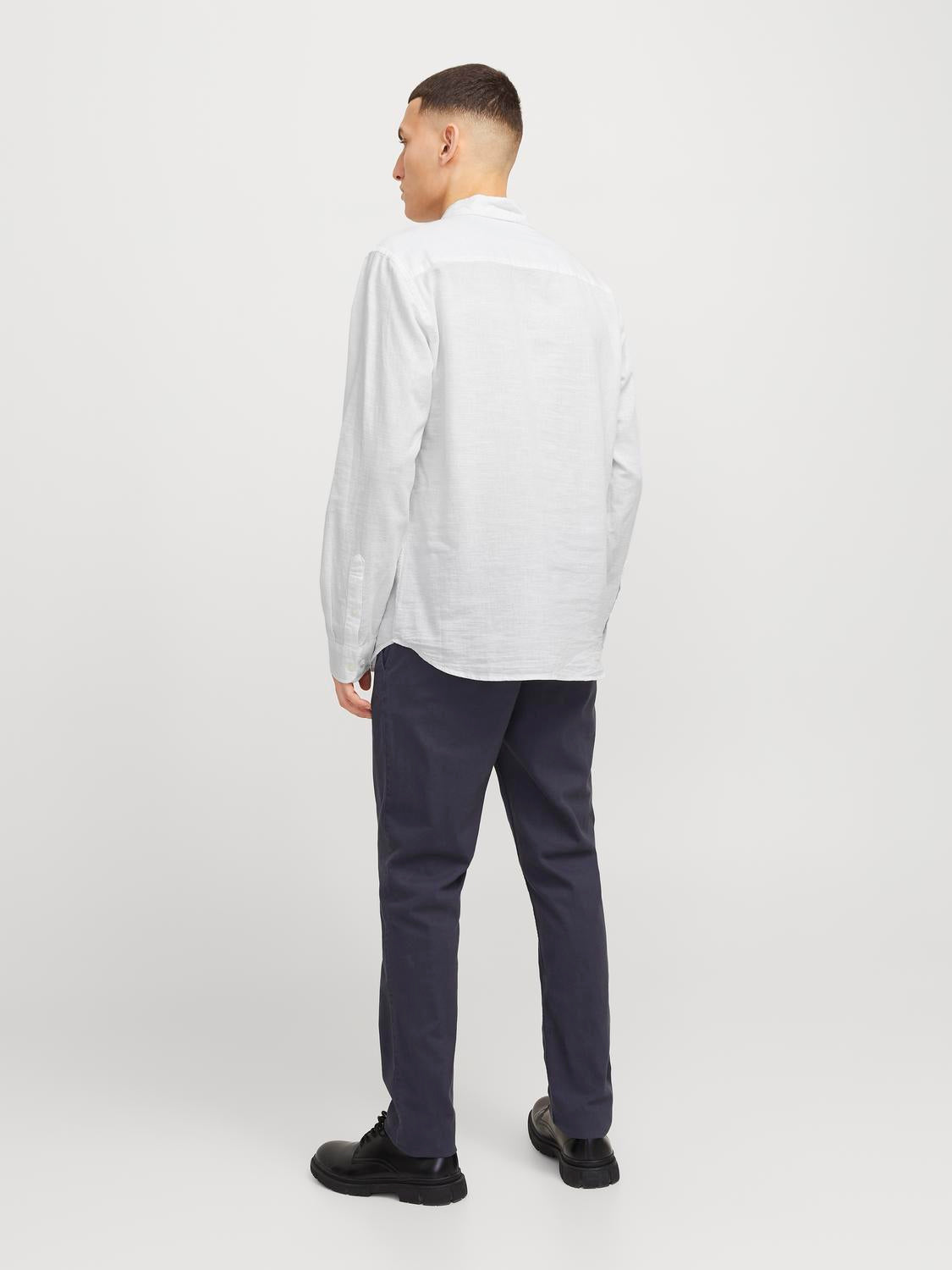 الجهة الخلفية لقميص رجالي قطن سادة من جاك آند جونز – تصميم مريح للارتداء اليومي