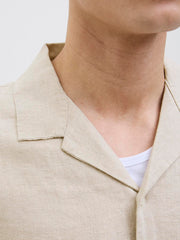 تفاصيل إغلاق الأزرار لقميص رجالي عصري.