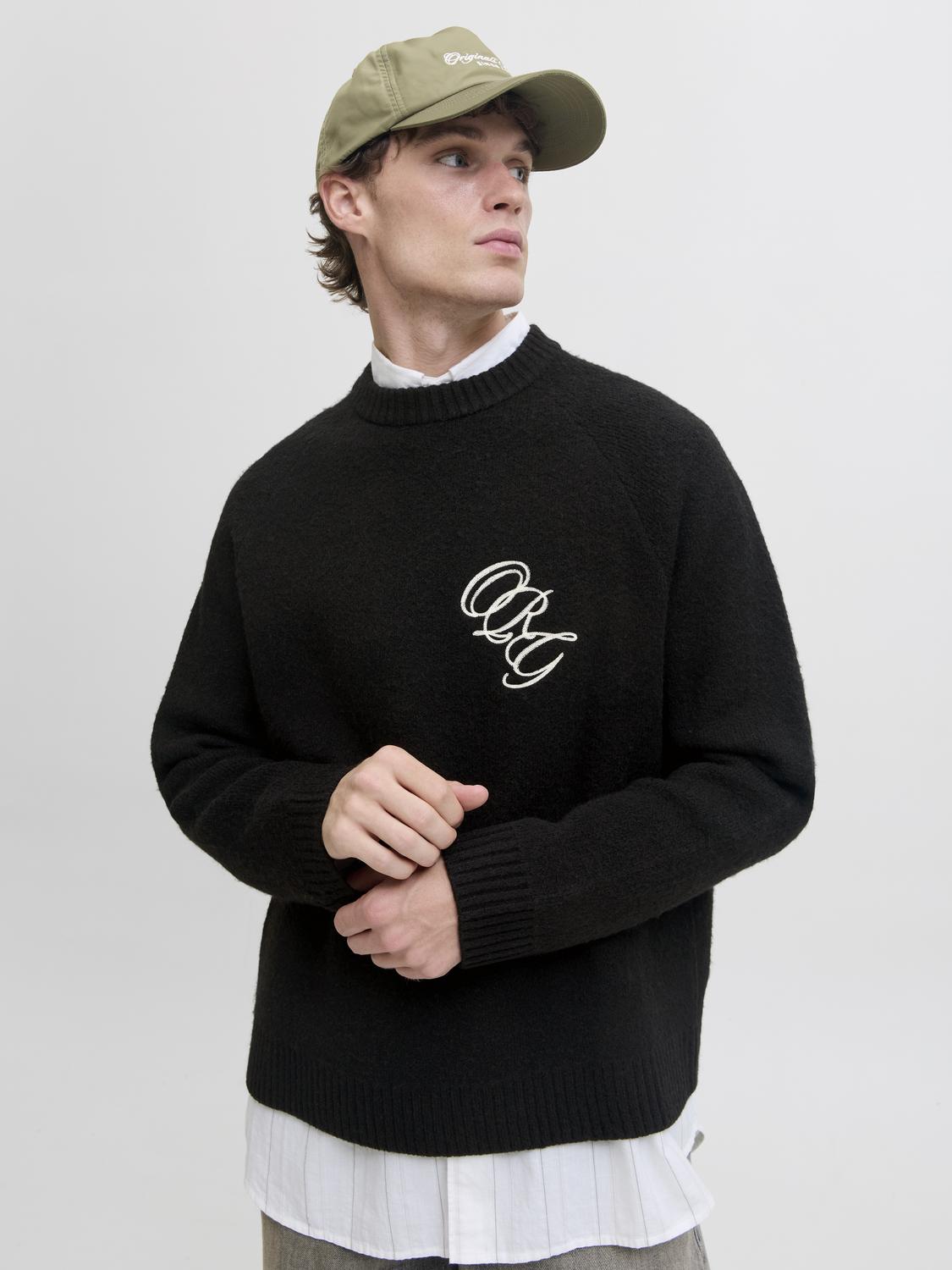 تصميم جانبي لبلوفر JORBEDFORD الأسود يظهر الأكمام الطويلة والمضلعة.