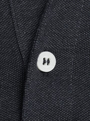 لقطة مقربة لزر التيشيرت وتفاصيل خامته