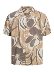 قميص رجالي أبيض مشجر - لمسة أنيقة لإطلالة صيفية منعشة