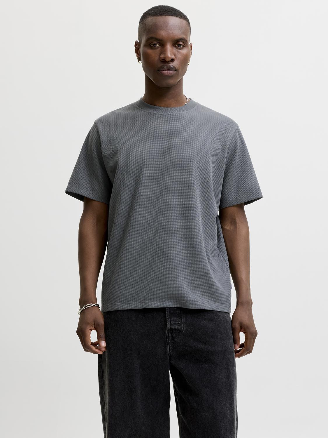 model_shot-front