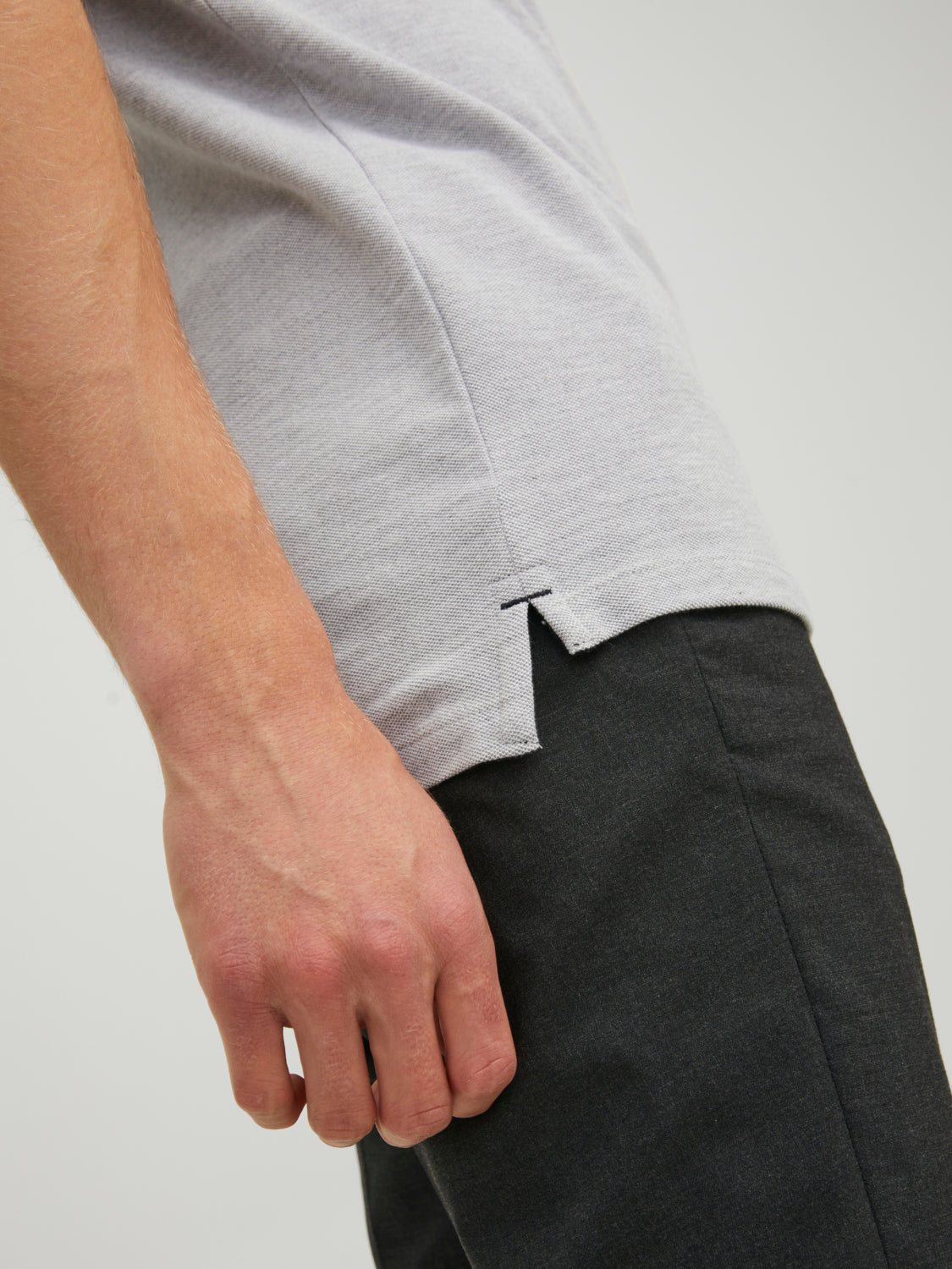 لقطة مقربة للتيشيرت توضح تطريز الشعار