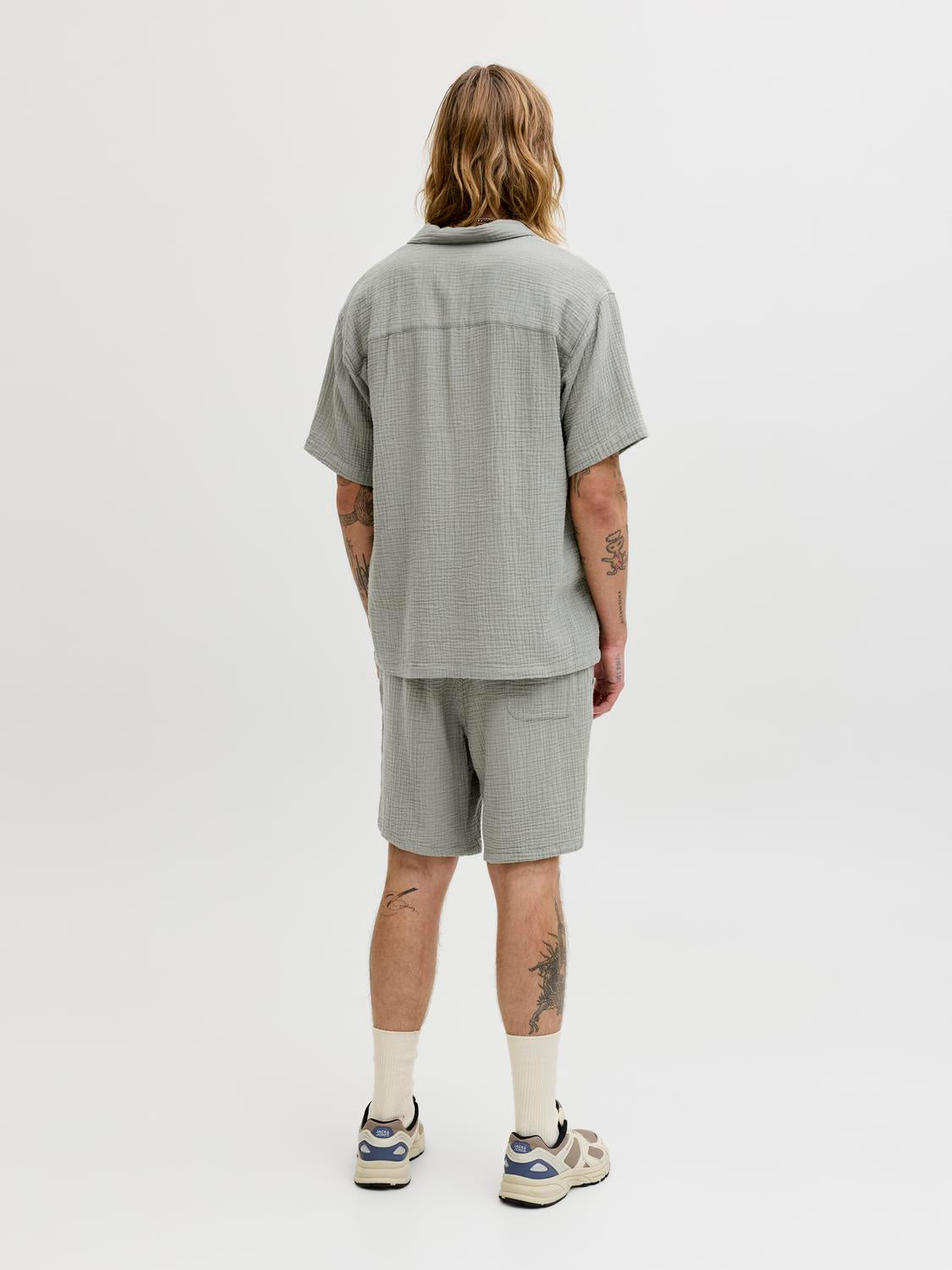 model_shot-back