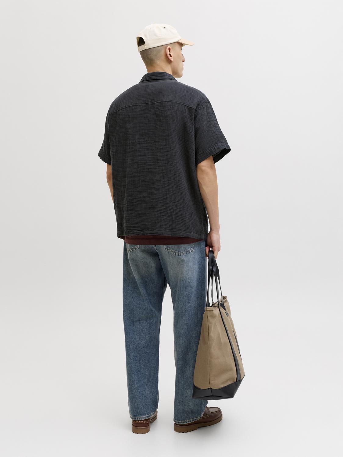 model_shot-back