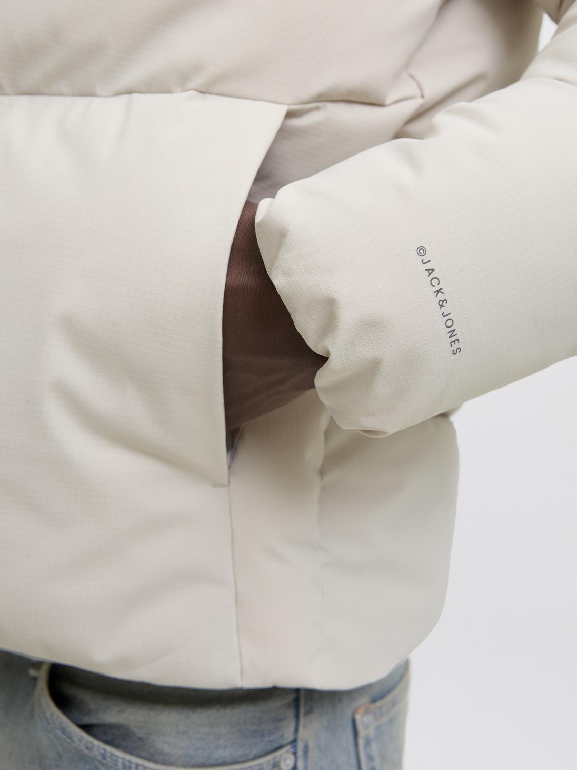 أكمام مريحة وجيوب جانبية عملية تؤكد جاهزية جاكيت جاك آند جونز للارتداء اليومي.
