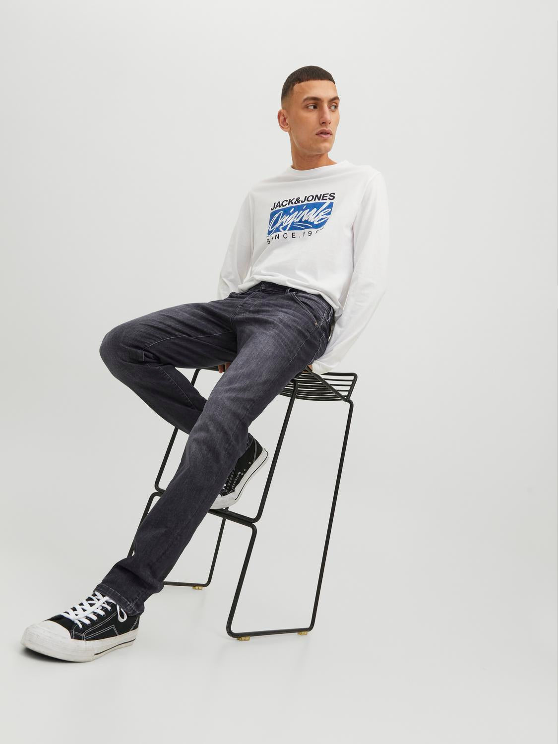 model_shot-creative