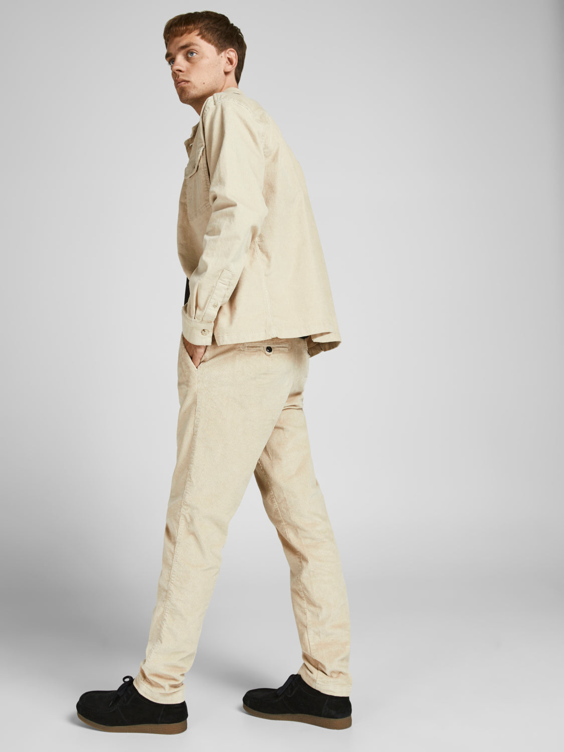 تفاصيل الأرجل المطوية والخصر المرتفع – لمسة أناقة في بنطلون رجالي تشينو