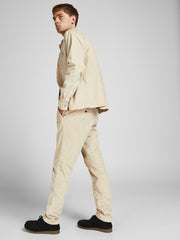 تفاصيل الأرجل المطوية والخصر المرتفع – لمسة أناقة في بنطلون رجالي تشينو