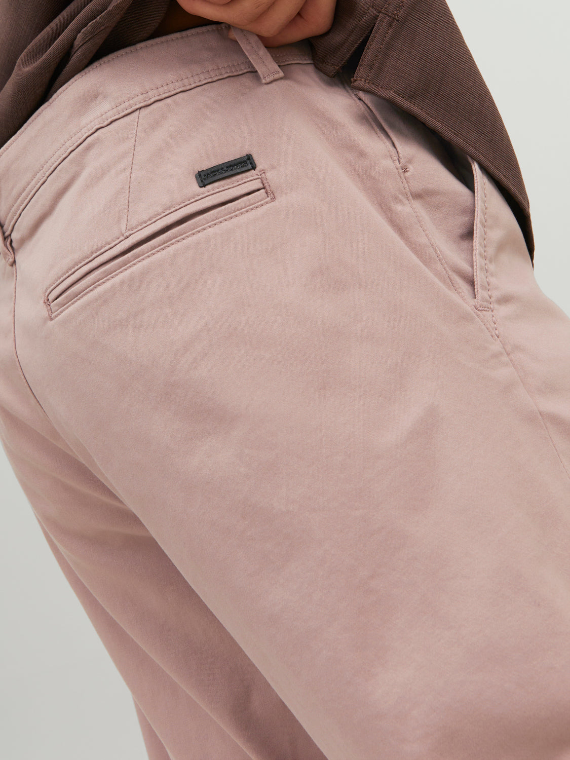 لقطة مقربة من الجيب الخلفي مع شعار JACK & JONES