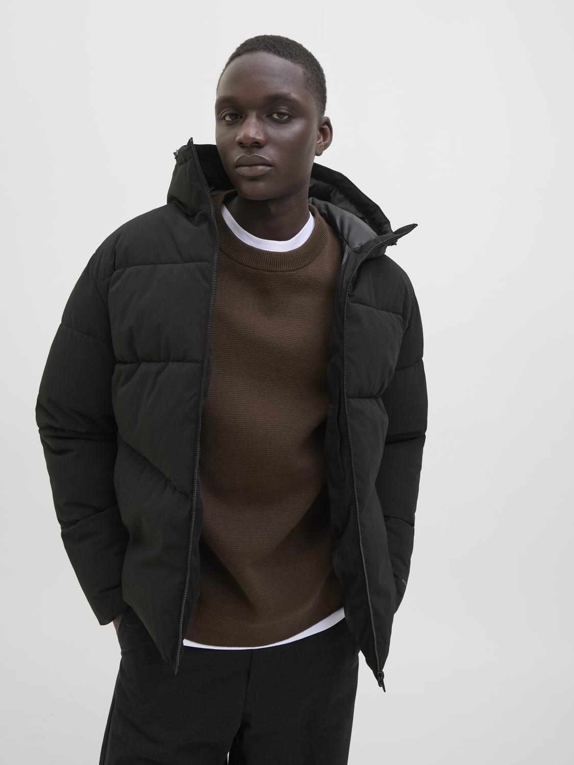 جاكيت بوفر أسود مع هود — الموديل بزاوية أمامية وسحّاب مغلق